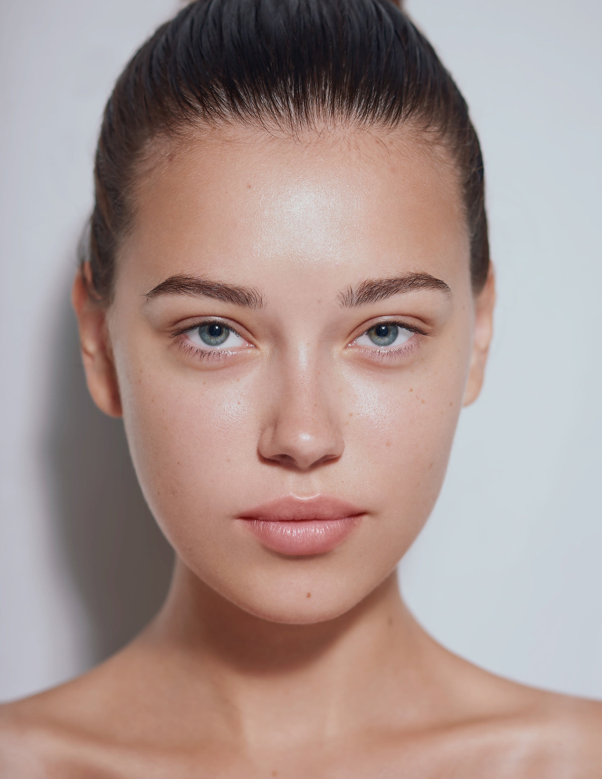 Pourquoi tant de femmes souffrent d'acné à l'âge adulte et ce que vous pouvez faire pour y remédier.